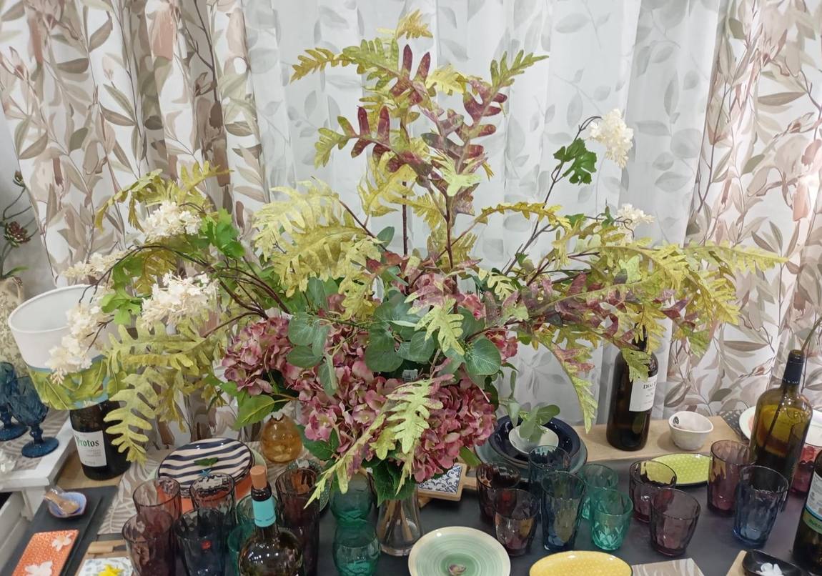 Centro de mesa alargado con helecho, hortensia seca y rama de roble