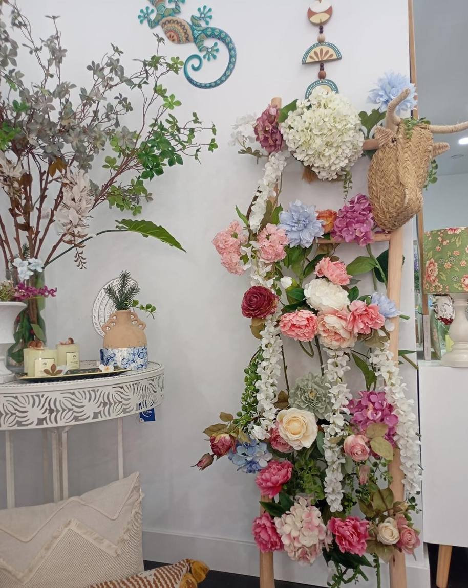 Escalera de mano decorada con hortensias, peonías y glicina