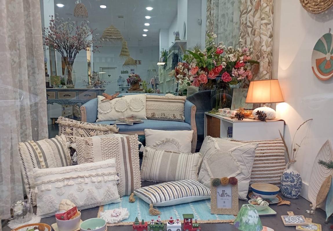 Escaparate de la tienda montado con flores, cestería y piezas de decoración